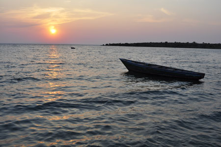 Le soleil se couche sur la baie de Sibwesa.