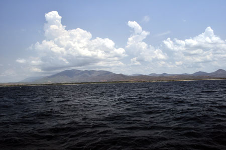 Cumulus et Mahale mountains. Plage de Sibwesa &agrave; Isonga.