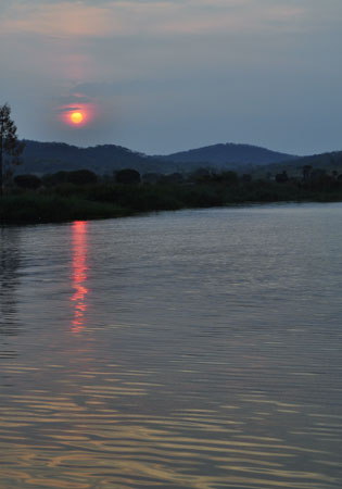 Baie de Kipili, premier rayons du soleil, la Tanzanie.