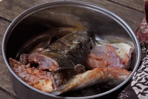 Nkupi au repas à Muzi. Nkupi au repas à Muzi.